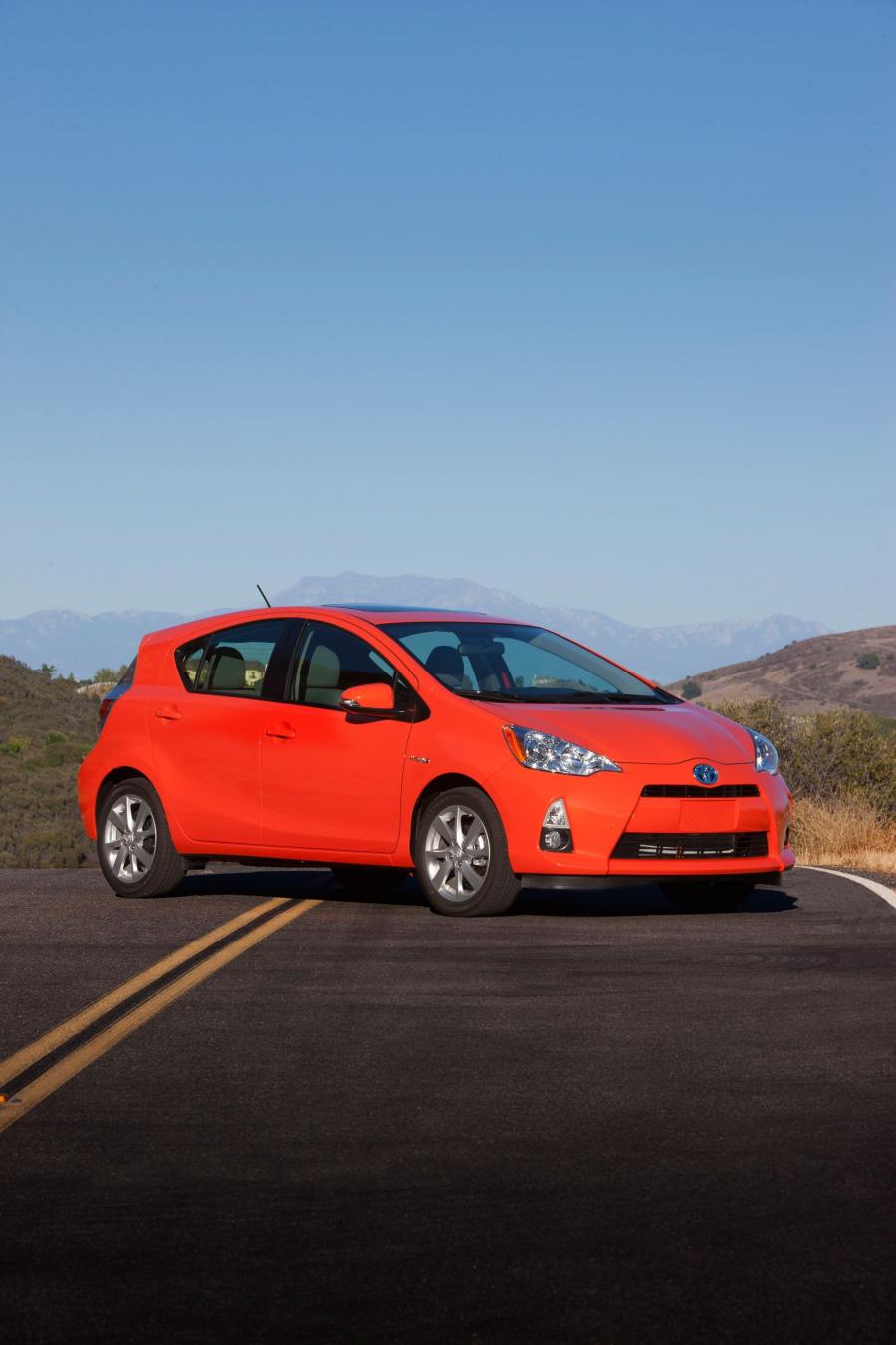  Toyota Prius C 2011 года  (фото 27 из 37)